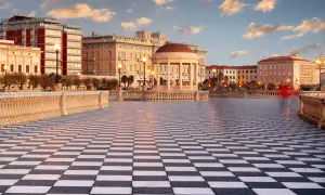 Terrazza Mascagni a Livorno, con il suo pavimento a scacchi e gli edifici storici sullo sfondo. Perfetta per scoprire cosa vedere a Livorno in un giorno.