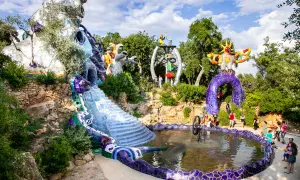 Il Giardino dei Tarocchi di Niki de Saint Phalle, un'esplosione di colori e forme, con sculture monumentali e una fontana scintillante.