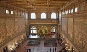 Salone dei Cinquecento, Palazzo Vecchio Firenze, con affreschi storici e soffitto dorato.