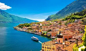 Un borgo pittoresco sul lago, con case colorate e montagne verdi. Un luogo ideale per capire dove si vive meglio in Italia.