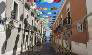 Un vicolo colorato da ombrelli sospesi, un'installazione artistica che rende unica la passeggiata. Ecco cosa vedere a Manfredonia, un'esperienza visiva indimenticabile.