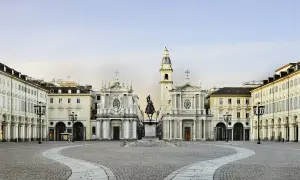 Piazza San Carlo a Torino, con le chiese gemelle e il monumento equestre. Un ottimo punto di partenza per scoprire cosa vedere a Torino in un giorno.