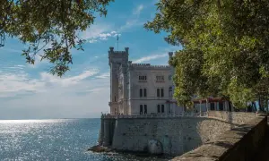 Castello di Miramare a picco sul mare, un'idea per cosa vedere a Trieste in 3 giorni.