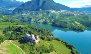 Castello di Tione, vigneti e lago in Val di Non. Un panorama mozzafiato, ideale per scoprire cosa vedere in questa valle incantevole.