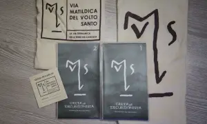 Kit per il pellegrino: sacca, credenziale e due carte dell'escursionista per la Via Matildica del Volto Santo.