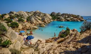 Spiagge del nord Sardegna: un angolo di paradiso con rocce granitiche, acque cristalline e bagnanti che si godono il sole.