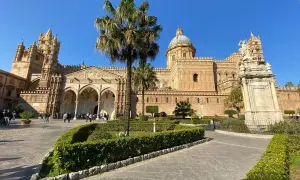 La Cattedrale di Palermo, un must per chi visita Palermo cosa vedere in 3 giorni, con la sua maestosa architettura e il giardino curato.