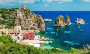 Scopri cosa vedere a Castellammare del Golfo: un borgo con torri antiche, case colorate e faraglioni nel mare cristallino.