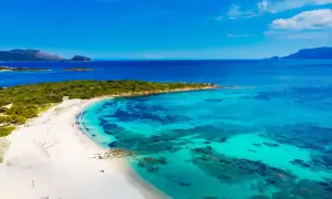 Spiagge vicino a Olbia con acque cristalline e sabbia bianca. Un paradiso per chi cerca relax e natura incontaminata.
