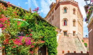 Un castello rosa e un muro di edera fiorita, un angolo incantevole per scoprire cosa vedere nelle Langhe.