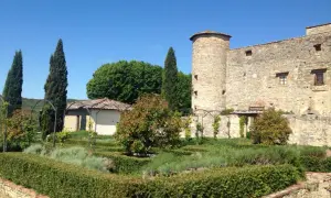 Giardino all'italiana con torre medievale, un luogo dove i sogni del Chianti prendono vita tra siepi curate e profumi di lavanda.
