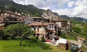 Un incantevole borgo friulano incastonato tra montagne verdi. Un luogo perfetto tra i borghi friuli da visitare per una vacanza rilassante.