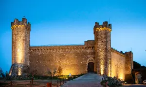 Fortezza di Montalcino illuminata di sera, un must per chi visita Montalcino cosa vedere in un giorno.