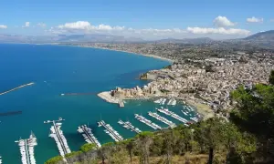 Vista panoramica di Castellammare del Golfo: cosa fare in questo incantevole borgo marinaro con il suo castello e il porto turistico.