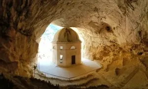 Tempio di Valadier, un gioiello da scoprire tra le cose da fare nelle Marche, incastonato nella roccia.