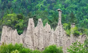 Piramide di terra nel Val di Cembra, con un cappello di pietra in cima a una delle formazioni.