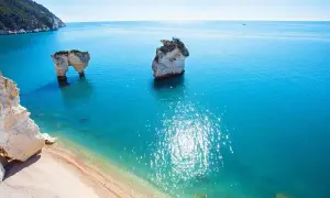 Scogliere bianche e mare turchese, un angolo di paradiso tra le spiagge più belle d'Italia.