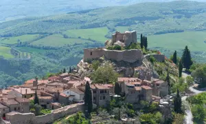 Castiglione d'Orcia: un borgo medievale arroccato su una collina con un imponente castello. Cosa vedere: le mura, le torri e il panorama mozzafiato.