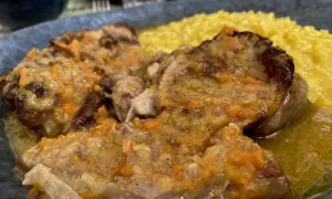 Ossobuco con risotto giallo, un classico da provare per scoprire cosa mangiare a Milano.