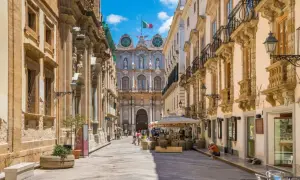 Passeggiata in una via storica di Trapani, con palazzi barocchi e un'atmosfera perfetta per scoprire cosa vedere a Trapani in un giorno.