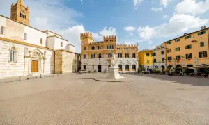 Piazza del Popolo a Grosseto: Duomo, Palazzo Aldobrandeschi e statue. Perfetto per scoprire cosa vedere a Grosseto in un giorno.