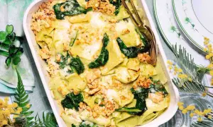 Lasagne verdi con spinaci e ragù, un piatto perfetto per il menù di Pasqua tradizionale.