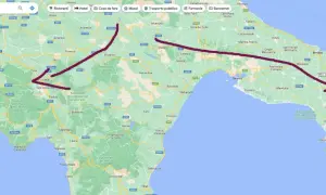Un viaggio in auto attraverso il Cilento, con una linea viola che indica un percorso da Lucania fino a Lecce.