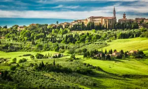 Panoramica di Pienza, con i suoi edifici storici e le colline verdi, un luogo perfetto per scoprire le 10 cose da vedere.