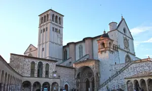 Basilica di San Francesco ad Assisi, un luogo imperdibile per scoprire cosa vedere in Umbria. La sua maestosa architettura domina la piazza.