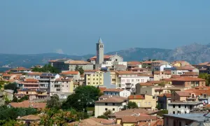 Panoramica di Tempio Pausania, con il suo campanile che svetta tra le case dai tetti rossi. Un luogo da scoprire, tra storia e paesaggi.