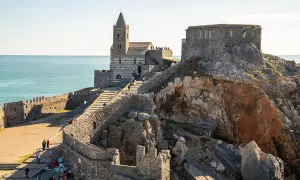 Chiesa di San Pietro a Portovenere, un gioiello da scoprire tra le cose da vedere in Liguria, con il mare sullo sfondo.
