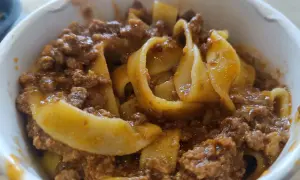 Tagliatelle al ragù, un classico da provare per scoprire cosa mangiare a Bologna. Un piatto ricco e saporito.