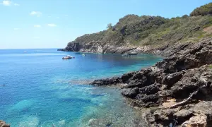 Baia di Ustica con acque cristalline e rocce vulcaniche. Un vero paradiso da scoprire, tra le cose da vedere a Ustica.