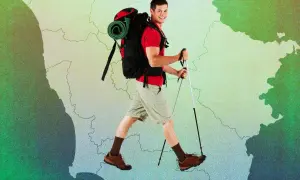 Giovane escursionista con zaino e bastoncini, pronto per le sue camminate in Toscana, sorride con la mappa della regione sullo sfondo.