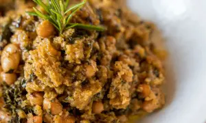 Un piatto tipico da provare: ribollita fiorentina con ceci e rosmarino. Cosa mangiare a Firenze? Questa zuppa è un must!