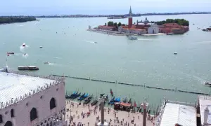 Vista aerea di Venezia con l'isola di San Giorgio in lontananza, gondole e piazza San Marco in primo piano.