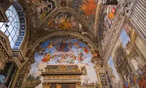 Affreschi mozzafiato adornano le volte di una delle chiese da vedere a Roma, un tripudio di angeli e figure bibliche.