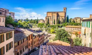 Un panorama mozzafiato di Siena, una gemma della Toscana da visitare, con la maestosa Basilica di San Domenico che domina il paesaggio urbano.