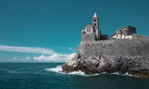 Chiesa di San Pietro, un gioiello da vedere a Portovenere, arroccata su uno sperone roccioso con il mare blu intenso.
