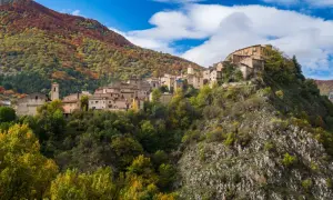 Villalago, un borgo incantevole su un colle roccioso, circondato da boschi autunnali. Cosa vedere in questo gioiello abruzzese?