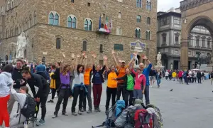Un gruppo di escursionisti festeggia a Firenze, pronto per le tappe della Via degli Dei.