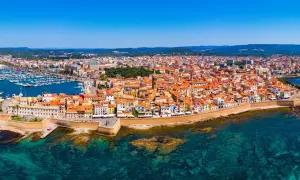 Vista aerea di Alghero, con il porto turistico, le mura storiche e le case dai tetti rossi. Perfetto per scoprire cosa vedere ad Alghero in 3 giorni.