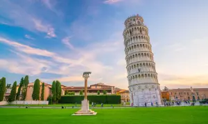 La Torre di Pisa è storta a causa del terreno instabile. La sua inclinazione è visibile in questa immagine al tramonto.