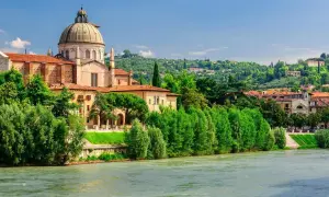 Verona, uno dei 35 borghi più belli del Veneto, con il fiume Adige e la cupola di San Giorgio in Braida.