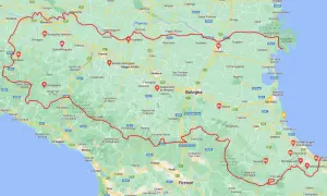Mappa dell'Emilia-Romagna con itinerario rosso che collega città d'arte e borghi, ideali per scoprire i **posti da vedere in Emilia Romagna**.