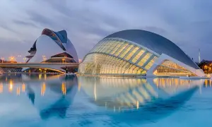 La Città delle Arti e delle Scienze di Valencia, con le sue architetture futuristiche e i riflessi sull'acqua, è un must per chi cerca cosa vedere a Valencia in un giorno.