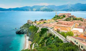 Vista panoramica di Portoferraio, Isola d'Elba: un'idea per cosa vedere all'isola d'Elba in 3 giorni, tra mare cristallino e borghi storici.
