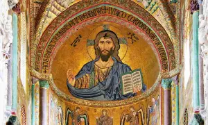 Cristo Pantocratore di Cefalù, un mosaico dorato che domina l'abside, con iscrizione latina e angeli ai lati.