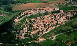 Borghi da visitare in provincia di Teramo: vista aerea di Civitella del Tronto, un gioiello arroccato su uno sperone roccioso, con la sua imponente fortezza.