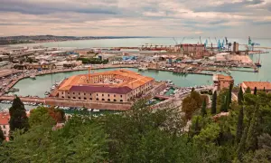 Vista panoramica del porto di Ancona, con il Palazzo delle Dogane e il porto industriale. Un luogo affascinante da scoprire tra le cose da vedere nelle Marche.